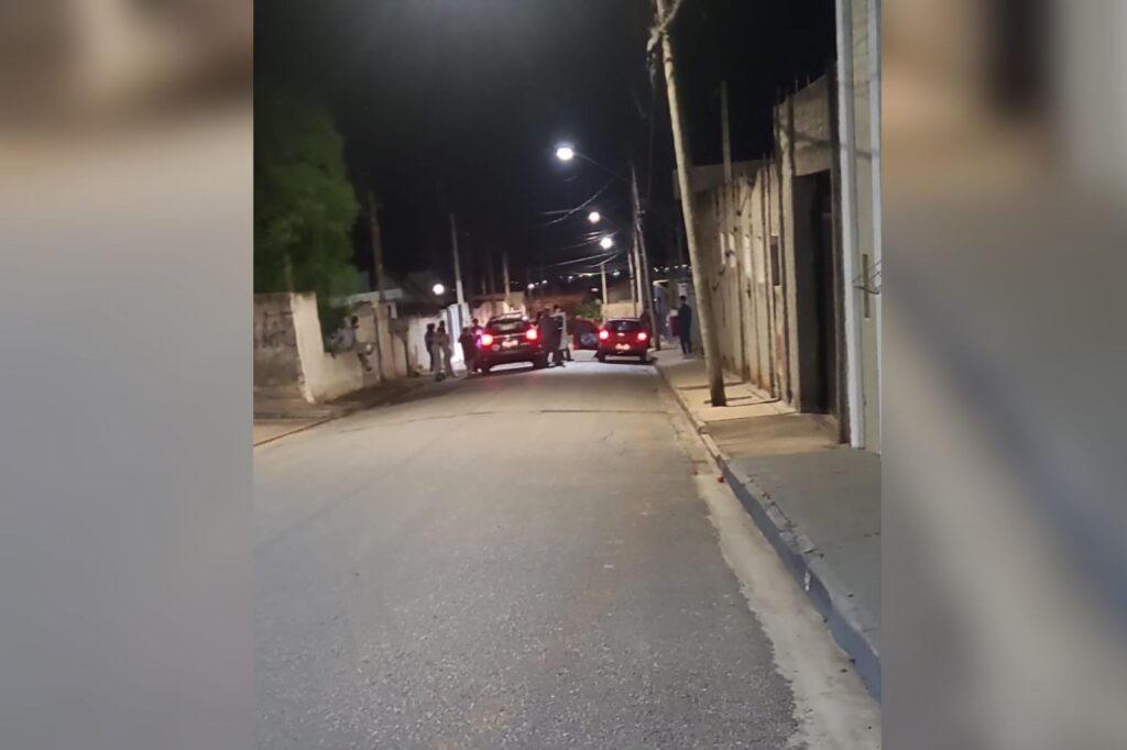 tagem, o suspeito não havia sido localizado. O caso foi registrado como feminicí
