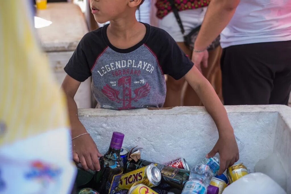 lei, qualquer atividade realizada por menores de 16 anos (exceto aprendiz). Prej