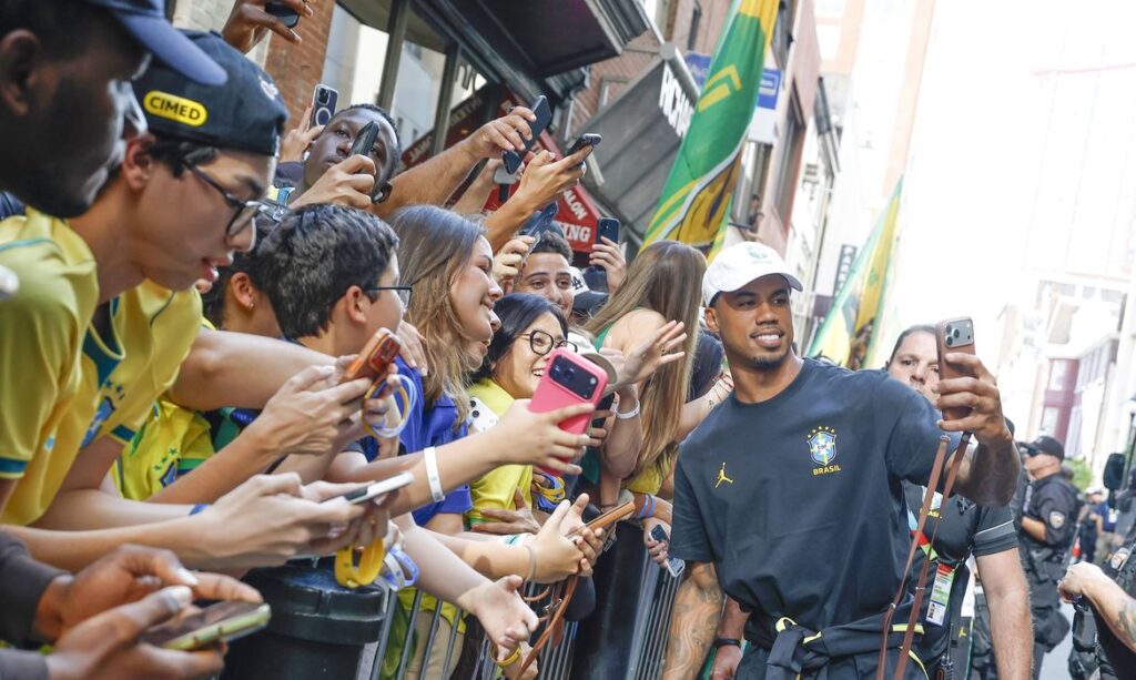 Zagueiro Gabriel Magalhães tranquiliza torcida sobre condição física para duelo crucial na Copa do Mundo