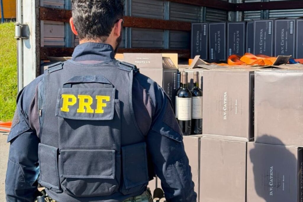 tando cerca de 1,8 mil garrafas de vinho argentino na Rodovia Régis Bittencourt