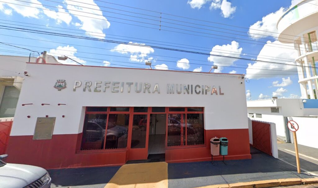 risco de acidentes em altura e irregularidades, conforme informou o Ministério P