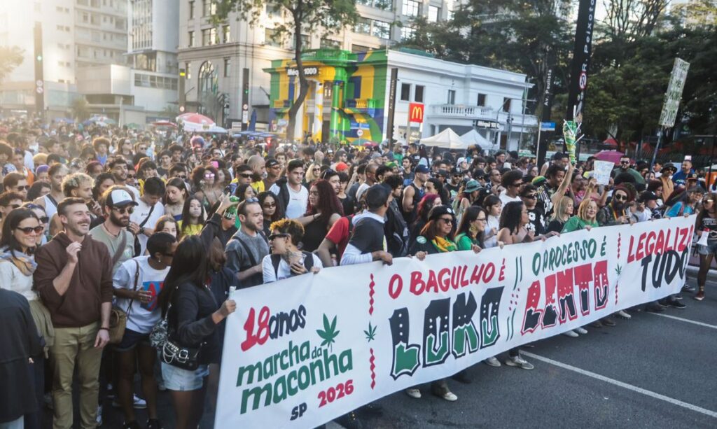 Milhares marcham em São Paulo pela legalização da maconha e debatem impactos da criminalização