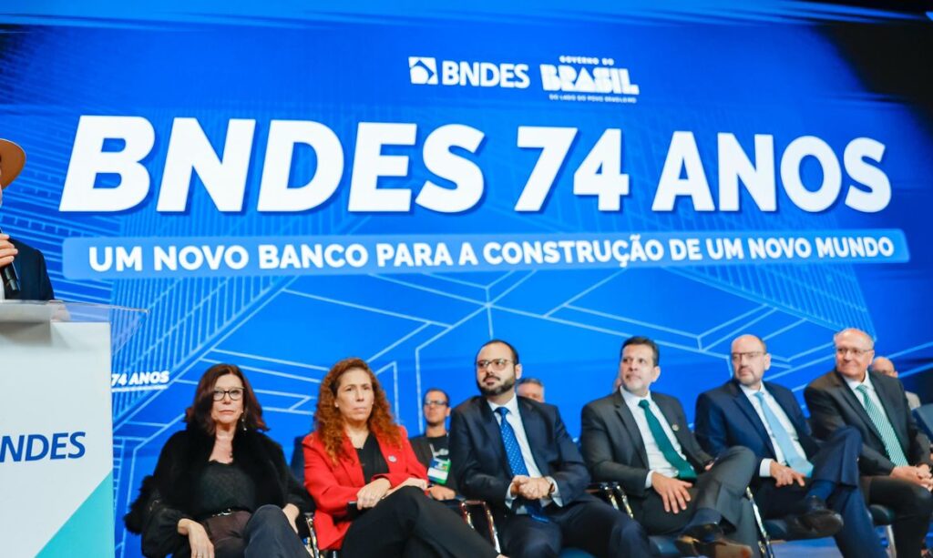 Lula destina R$ 140 bi à Nova Indústria Brasil e celebra BNDES com bons resultados e técnicos confiantes.