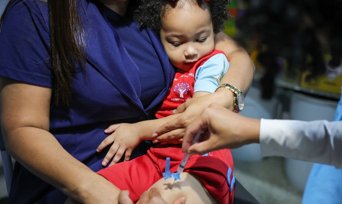 Brasil reforça imunização infantil: SUS retoma duas doses de reforço da vacina poliomielite