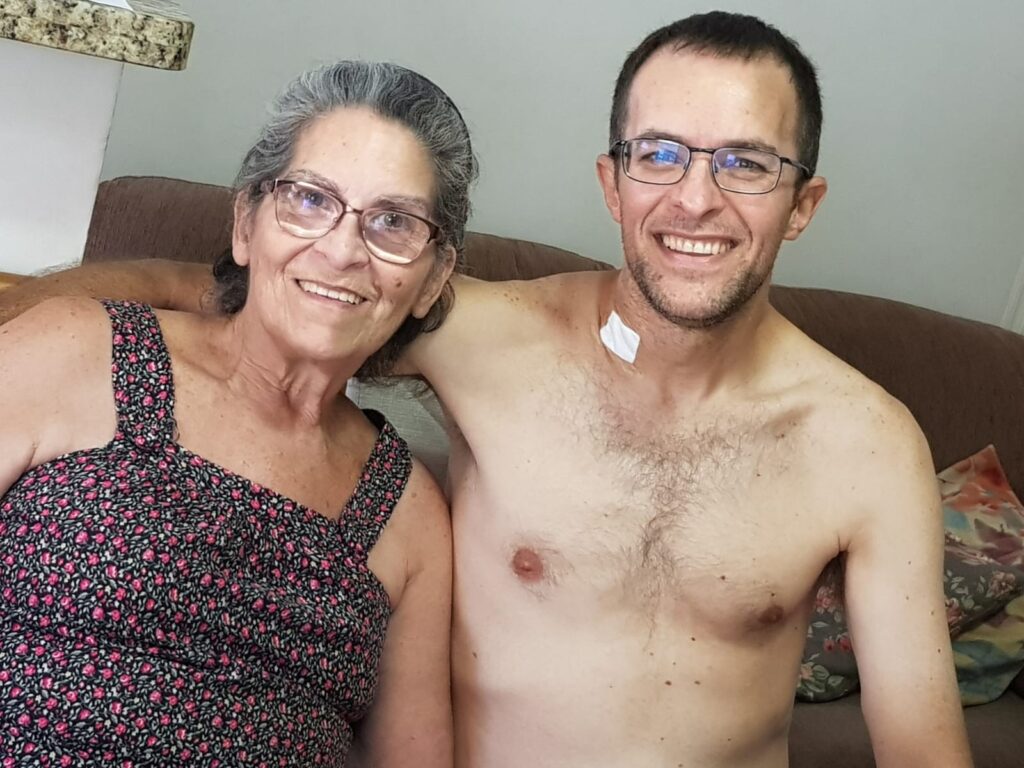 ser hereditário, a doença tornava qualquer um deles um doador arriscado. A soluç