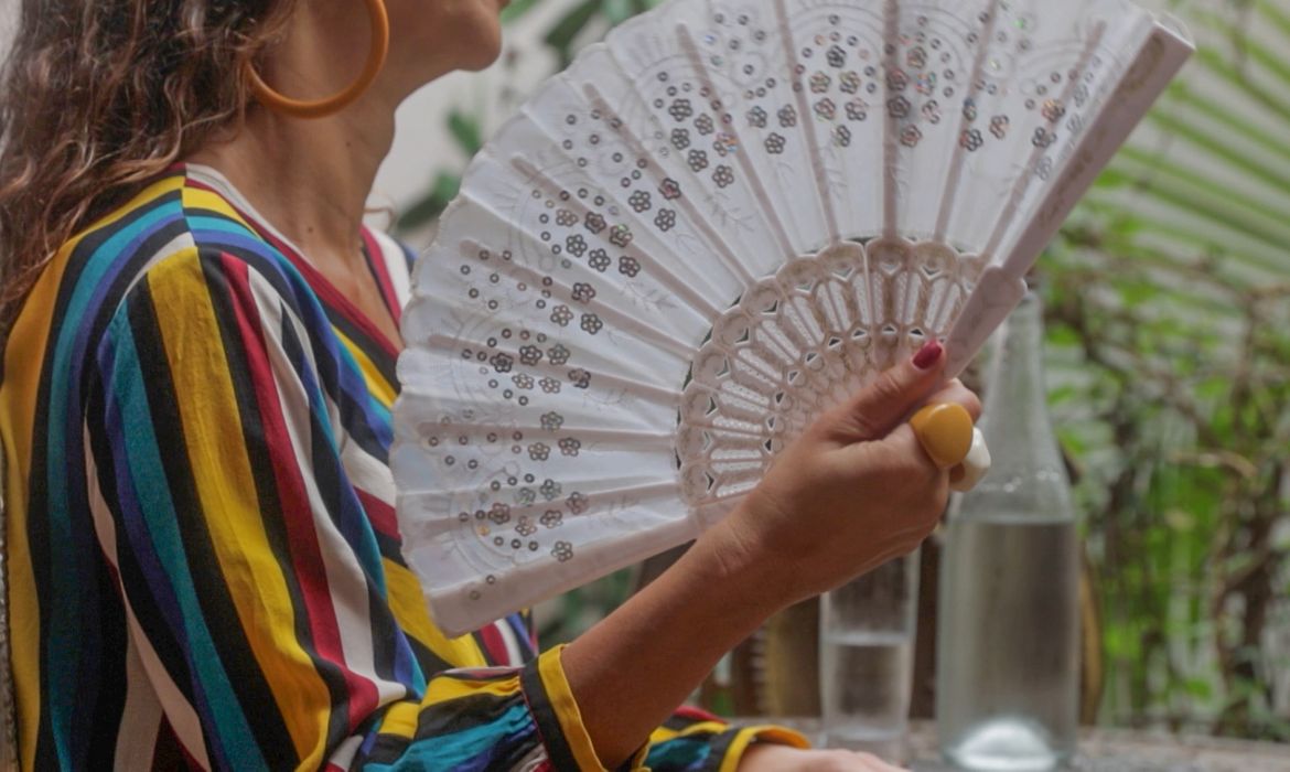 Mulheres com ondas de calor da menopausa ganham nova opção não hormonal da Anvisa.