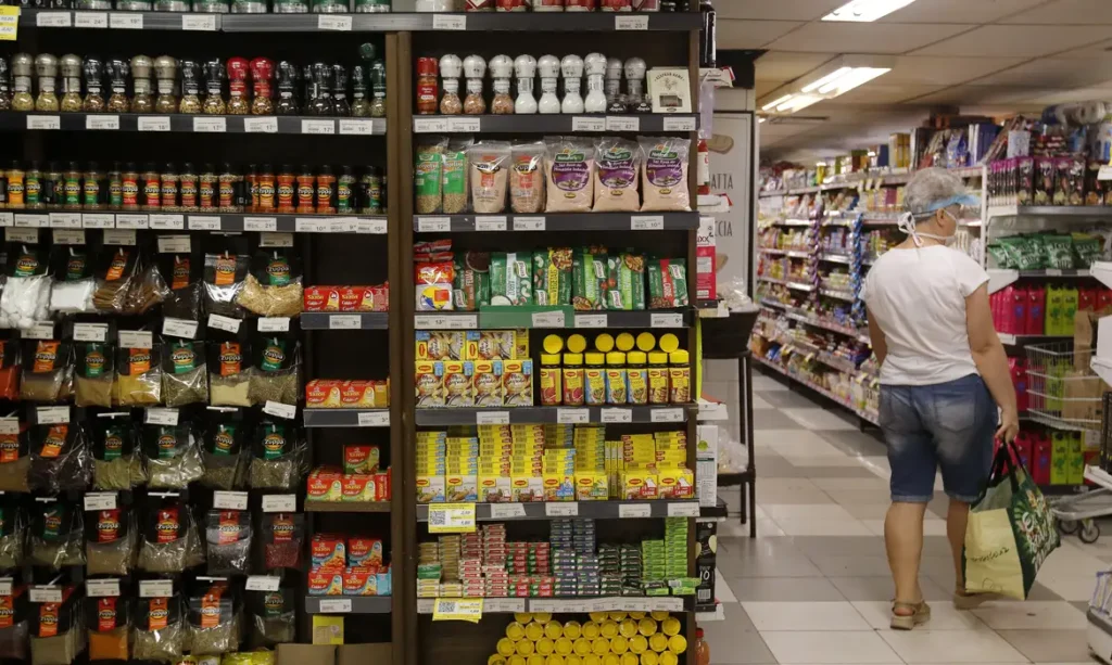Indústria de alimentos lidera geração de empregos no Brasil em 2024