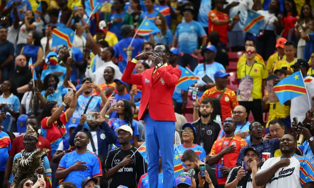 Torcedor congolês homenageia Patrice Lumumba durante a Copa do Mundo 2026
