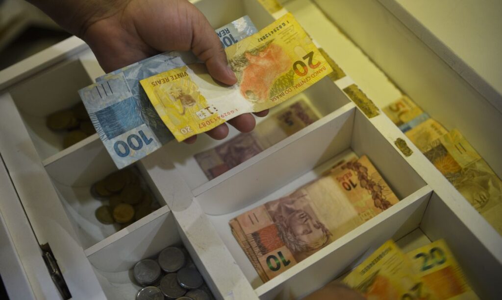 Milhões de famílias com NIS 8 recebem Bolsa Família da Caixa