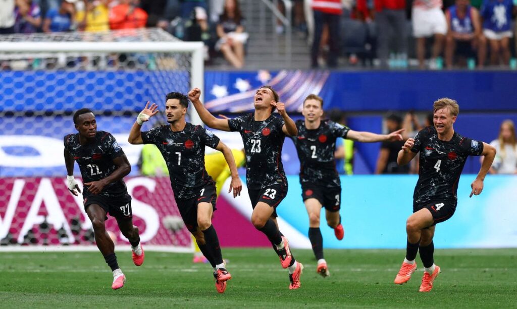 Canadá faz história e se classifica às oitavas da Copa com gol no fim do jogo