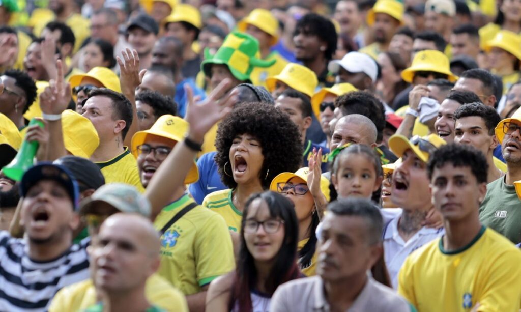 Torcida brasileira lota Vale do Anhangabaú em São Paulo para acompanhar jogo da Copa