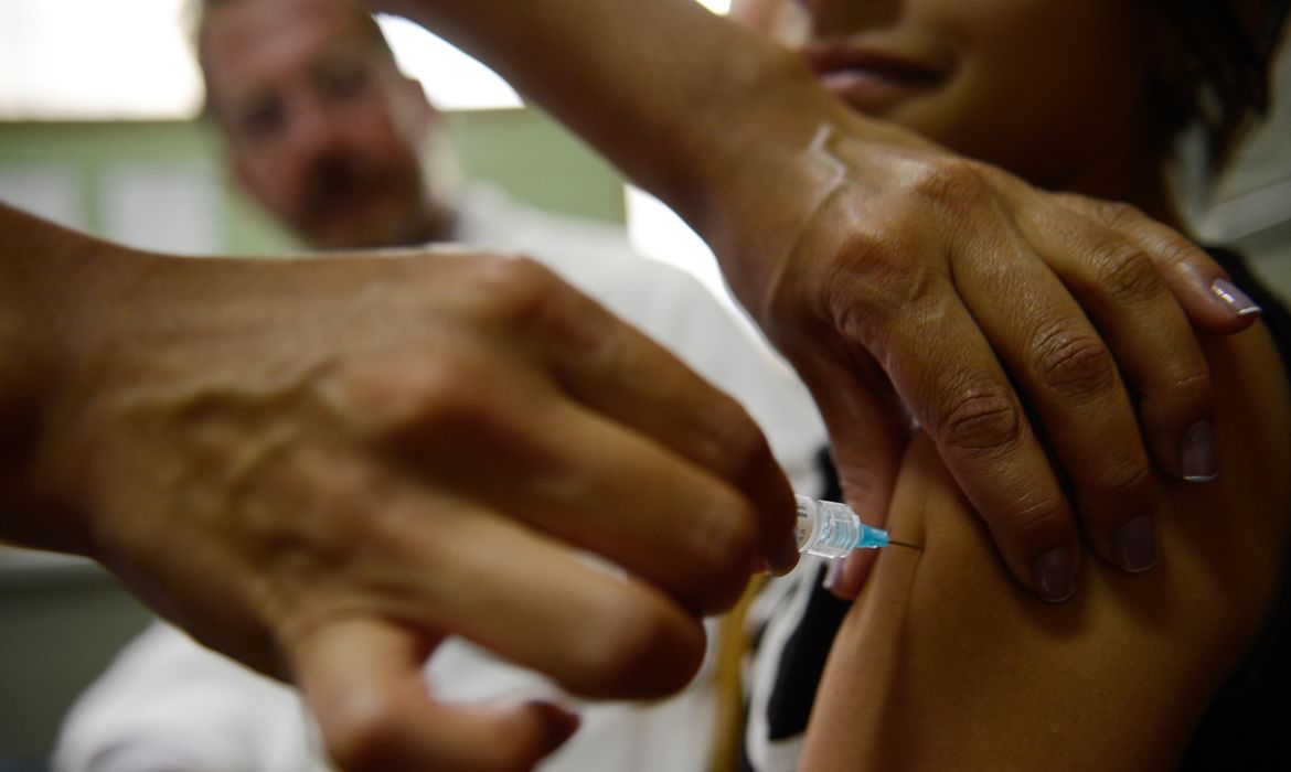 Adolescentes de 15 a 19 anos têm mais tempo para se vacinar contra o HPV