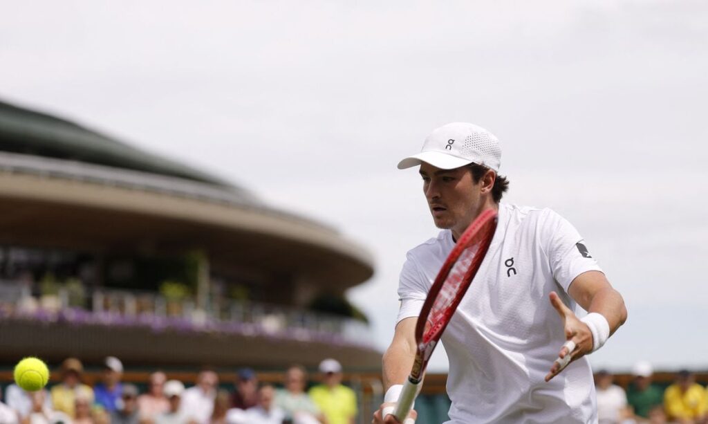 João Fonseca enfrenta Jesper de Jong em Wimbledon: detalhes do reencontro e expectativas