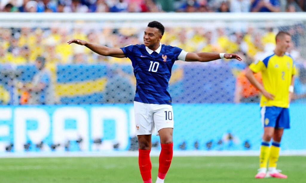 Mbappé brilha com dois gols e França garante vaga nas oitavas da Copa do Mundo