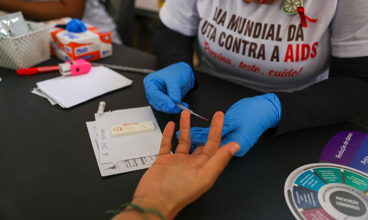 Desinformação sobre HIV ainda é barreira no Brasil e ameaça avanços no tratamento