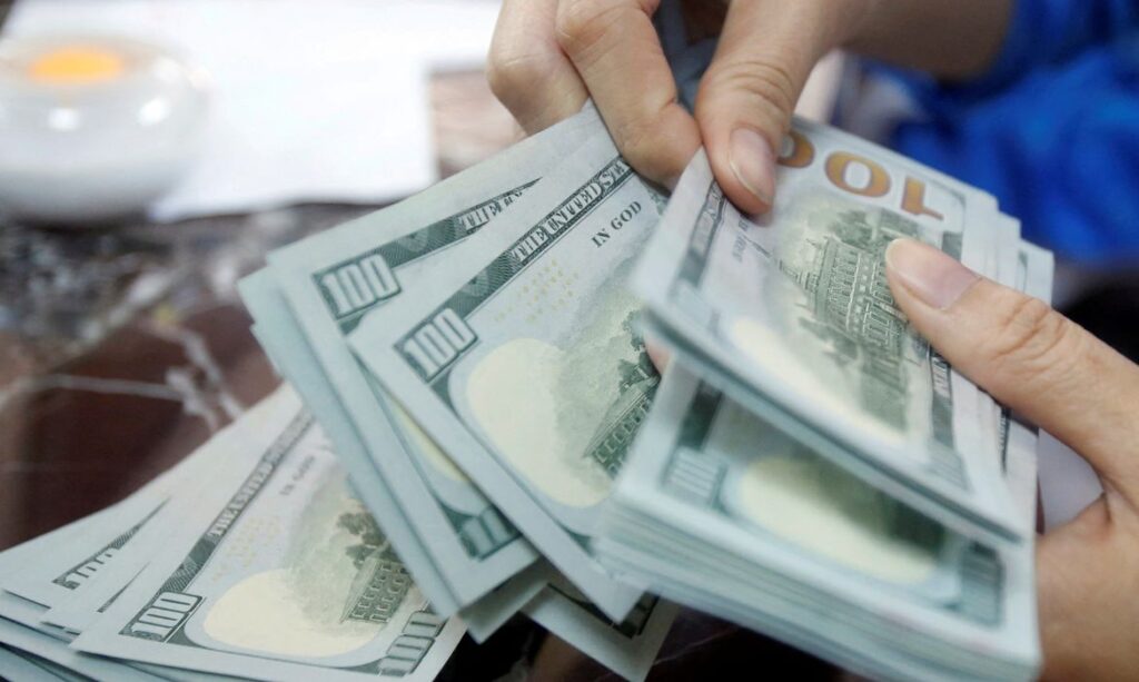 Dólar atinge pico em duas semanas com queda do petróleo e cenário externo