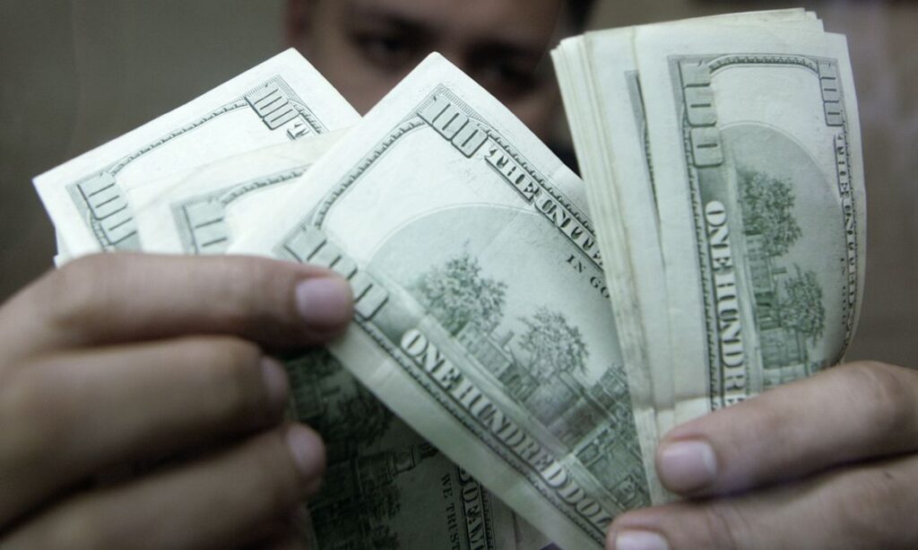 Dólar encerra julho com queda de 1,82% em meio a alta do Ibovespa e disparada do petróleo