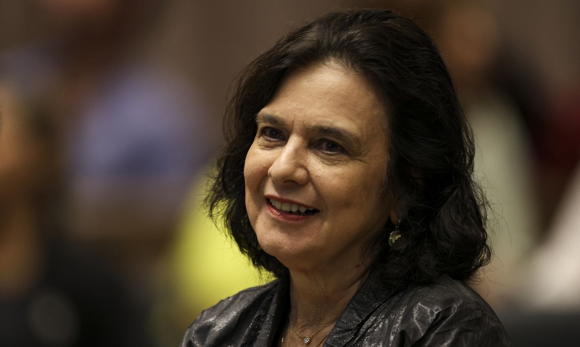 Livro de Nísia Trindade resgata bastidores e desafios da pandemia de covid-19.