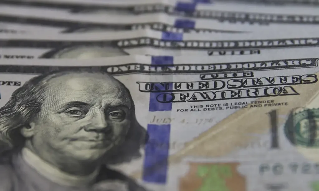 Dólar supera R$ 5,20 e bolsa recua: o impacto dos juros nos EUA no Brasil