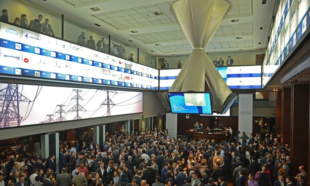 Bolsa brasileira supera 174 mil pontos impulsionada por expectativa de corte na Selic; dólar recua