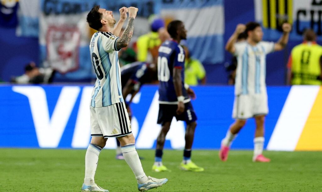 Messi faz história e Argentina sofre para vencer Cabo Verde nas oitavas da Copa