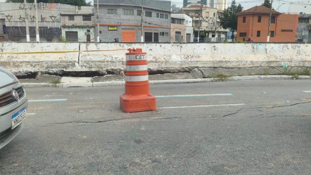 tagem da TV Globo mostra o solapamento da pista no sentido Marginal Tietê, próxi