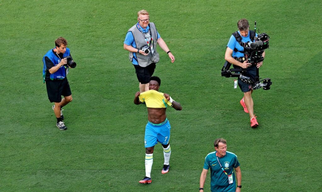 Copa do Mundo: Vini Jr. mantém chama do hexa acesa, enquanto Marquinhos reflete sobre despedida