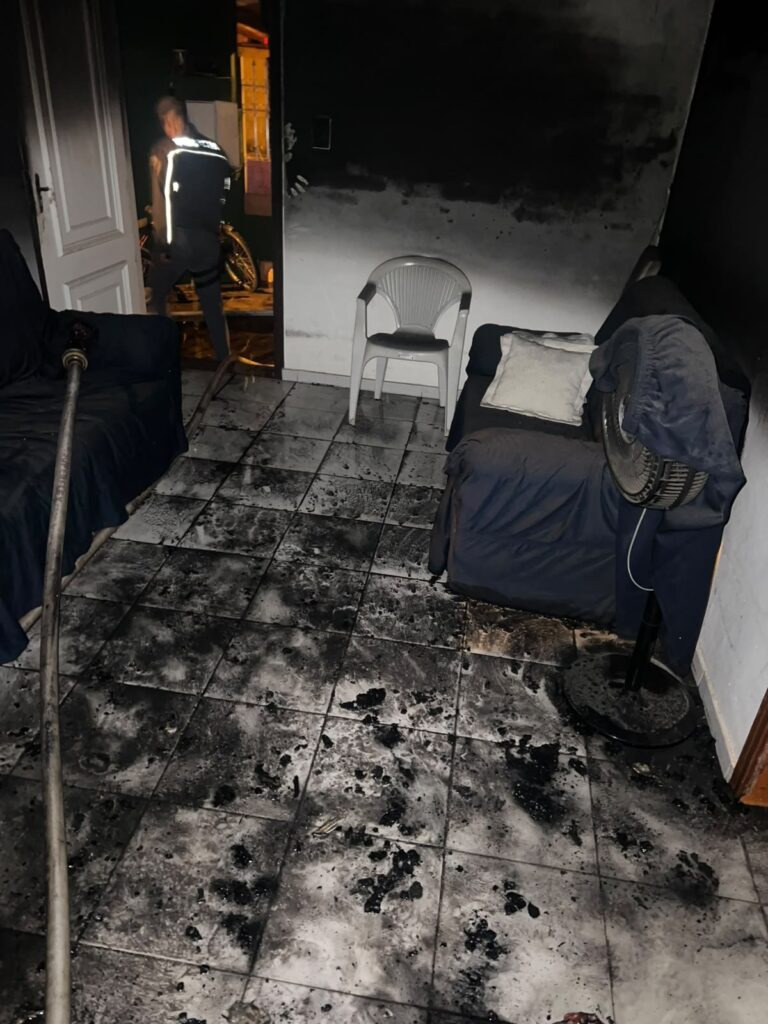 uma pessoa sobre o fogo em uma casa da região. Ao chegar ao local, os policiais