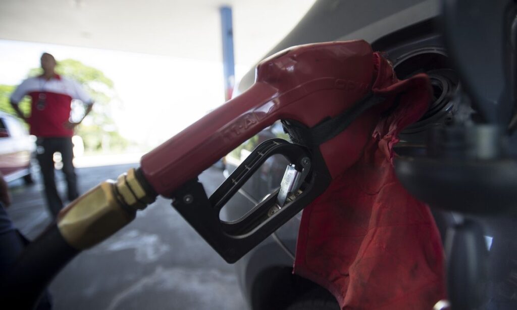 Alta do petróleo global leva governo a adiar fim de desconto na gasolina