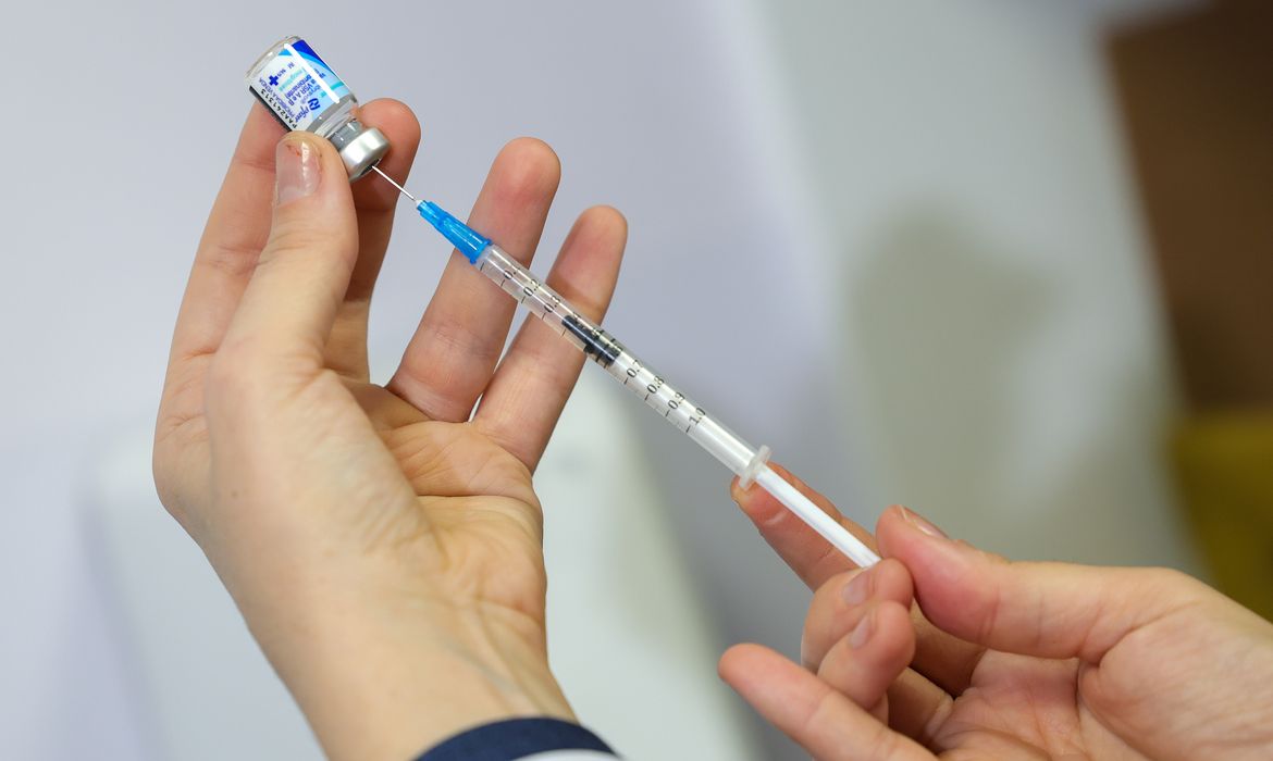 Fiocruz registra queda da Síndrome Respiratória Aguda Grave e alerta para focos regionais