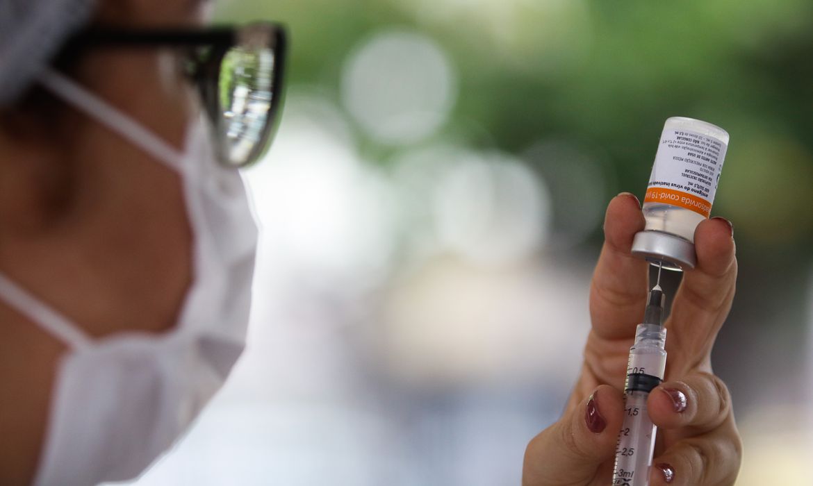Anvisa define novas diretrizes para atualização de vacinas contra a covid-19