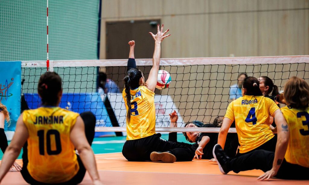 Seleções brasileiras de vôlei sentado avançam com 100% de aproveitamento no Mundial