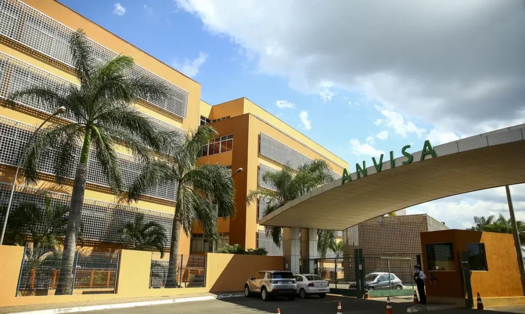 Anvisa proíbe energético Mister Hemp, sem estudos, e manda recolher Mamba Water com bactéria