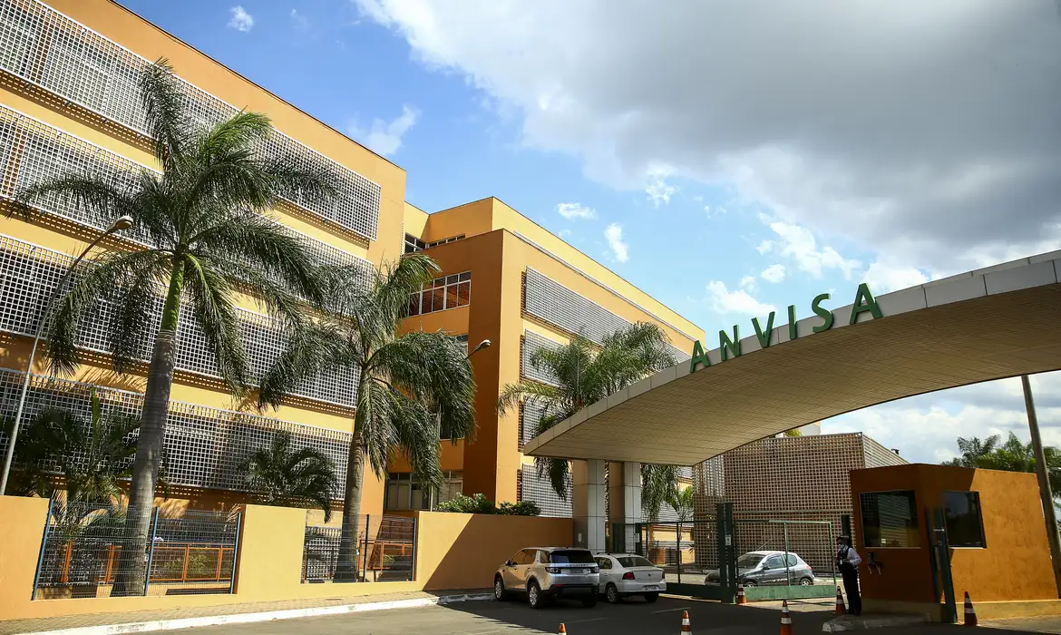 Anvisa proíbe energético Mister Hemp, sem estudos, e manda recolher Mamba Water com bactéria