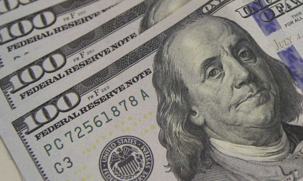 Dólar avança para R$ 5,10 em meio a tarifas dos EUA e instabilidade global