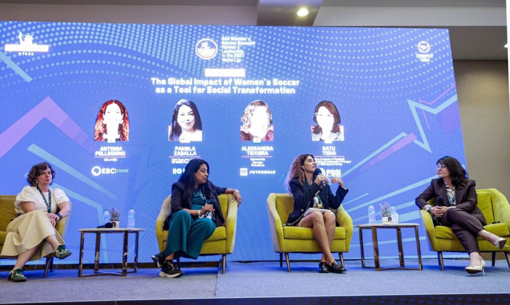 Copa Feminina de 2027 no Brasil é tema central em conferência de futebol nos EUA