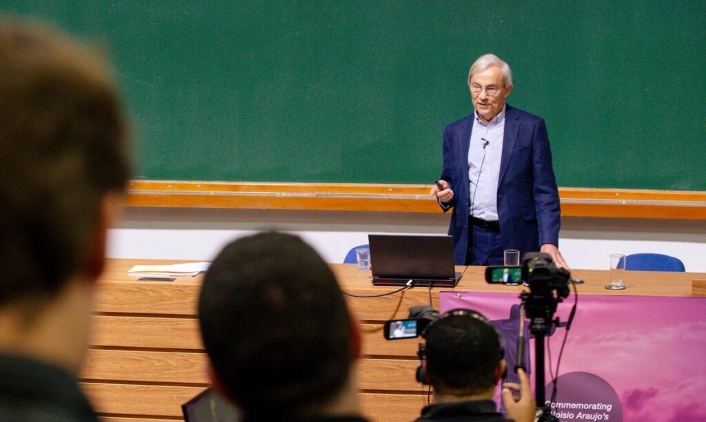 Economista Nobel Contesta Exageros sobre o Impacto da IA no Mercado de Trabalho