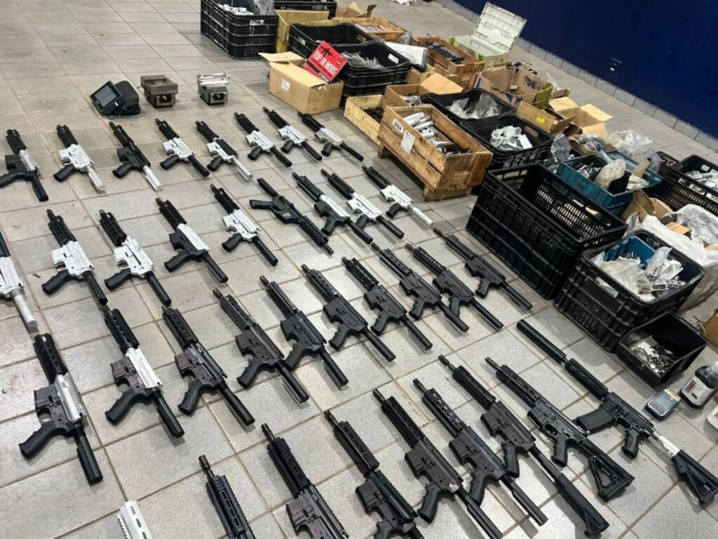 Adiamento judicial marca nova etapa em processo contra quadrilha de fuzis clandestinos em São Paulo