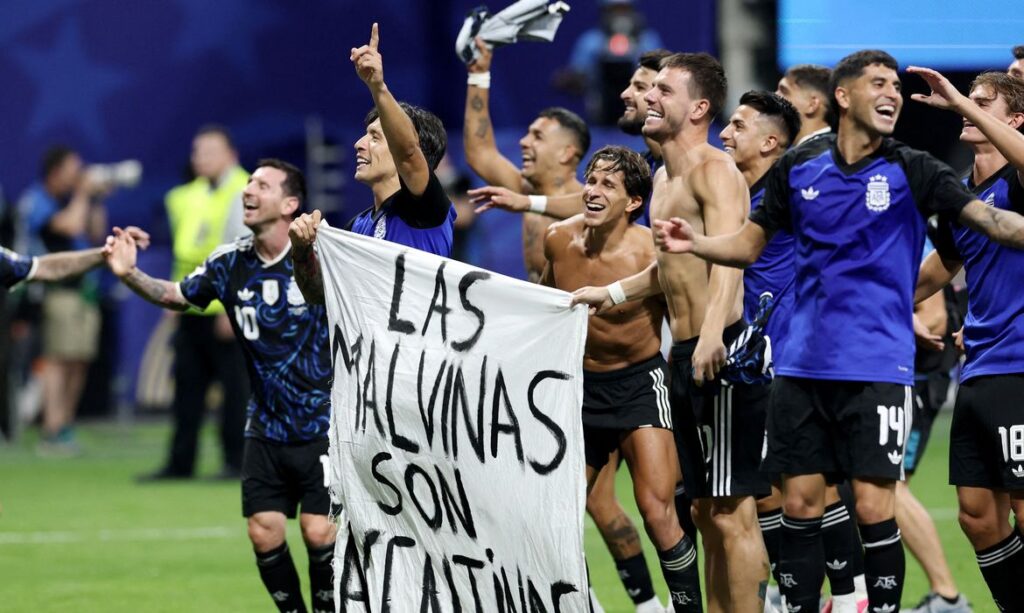 Faixa das Malvinas por jogadores argentinos: o grito que reverberou do campo ao debate diplomático