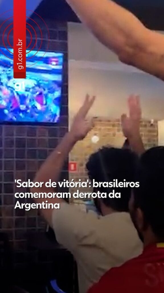 Rivalidade em festa: brasileiros celebram derrota da Argentina na Copa
