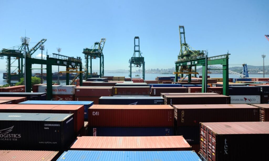 Tarifas dos EUA: Balança comercial brasileira tem impacto restrito, mas setores da indústria sofrem