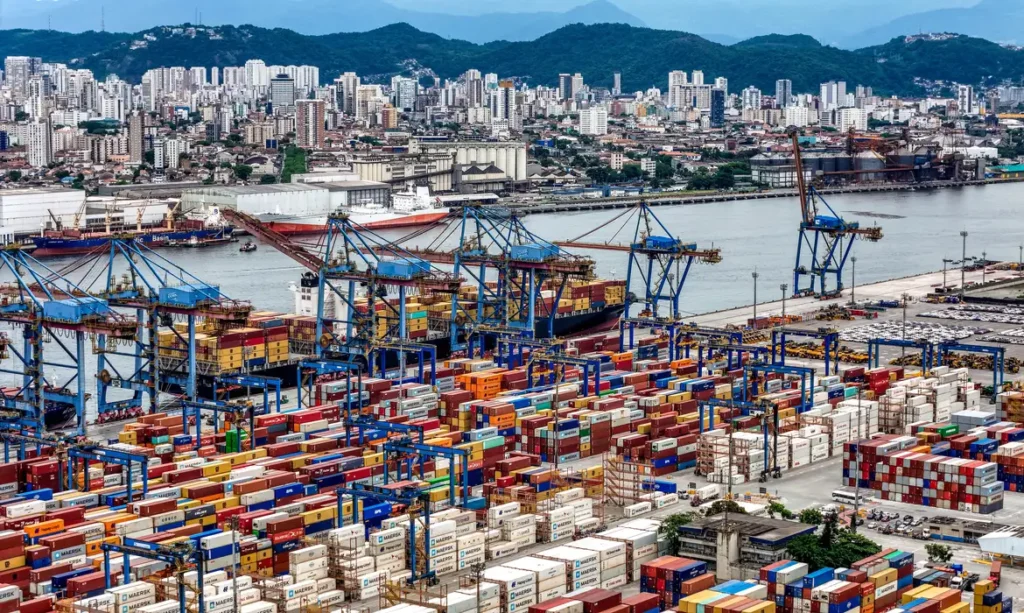 Brasil responde a tarifaço dos EUA com R$ 18,5 bilhões em socorro a exportadores