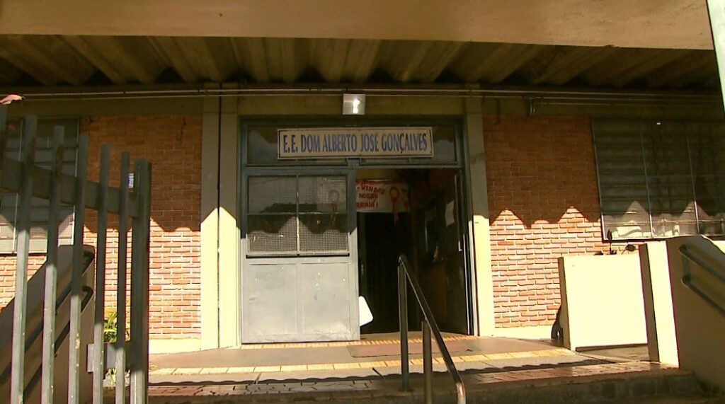 Adolescente é atacada com arma branca em tumulto na entrada de escola em Ribeirão Preto