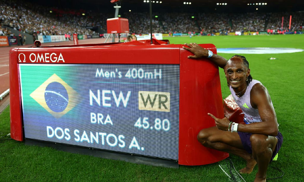 Alison dos Santos faz história e estabelece novo recorde mundial nos 400m com barreiras em 45s80