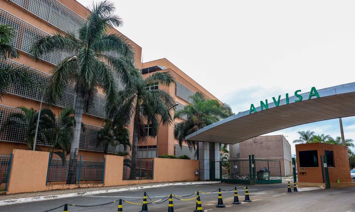 Anvisa age contra fraudes e proíbe emagrecedores sem registro, alerta sobre testosterona e restringe cannabis