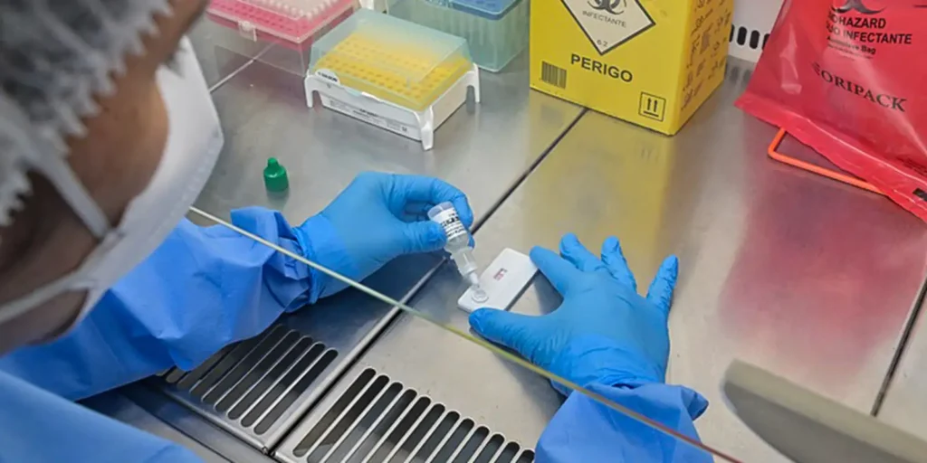 Anvisa estabelece novas normas para controle de qualidade em laboratórios brasileiros