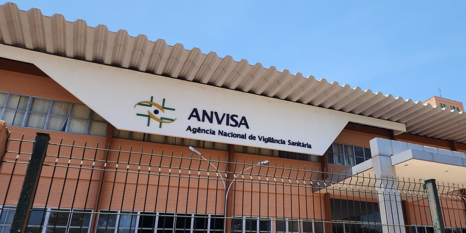 Anvisa proíbe fabricação e venda de cosméticos sem registro em nova resolução