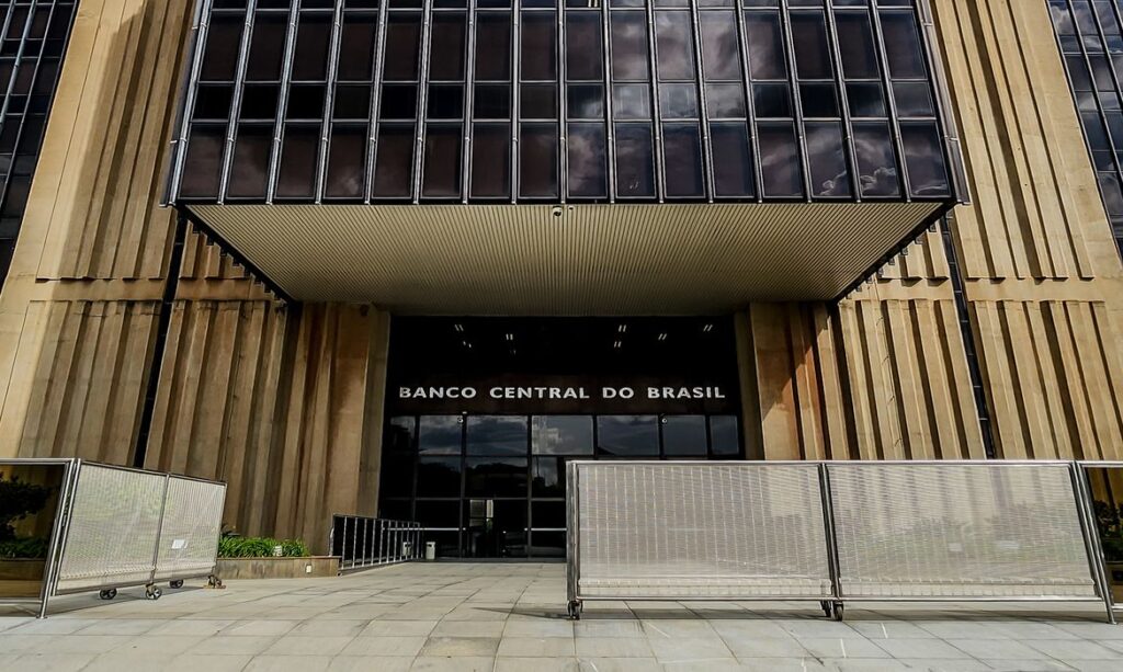 Ata do Copom revela desaceleração da inflação, mas Banco Central mantém cautela