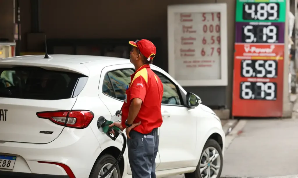 Aumento da mistura de etanol na gasolina acende debate sobre impactos em carros e economia
