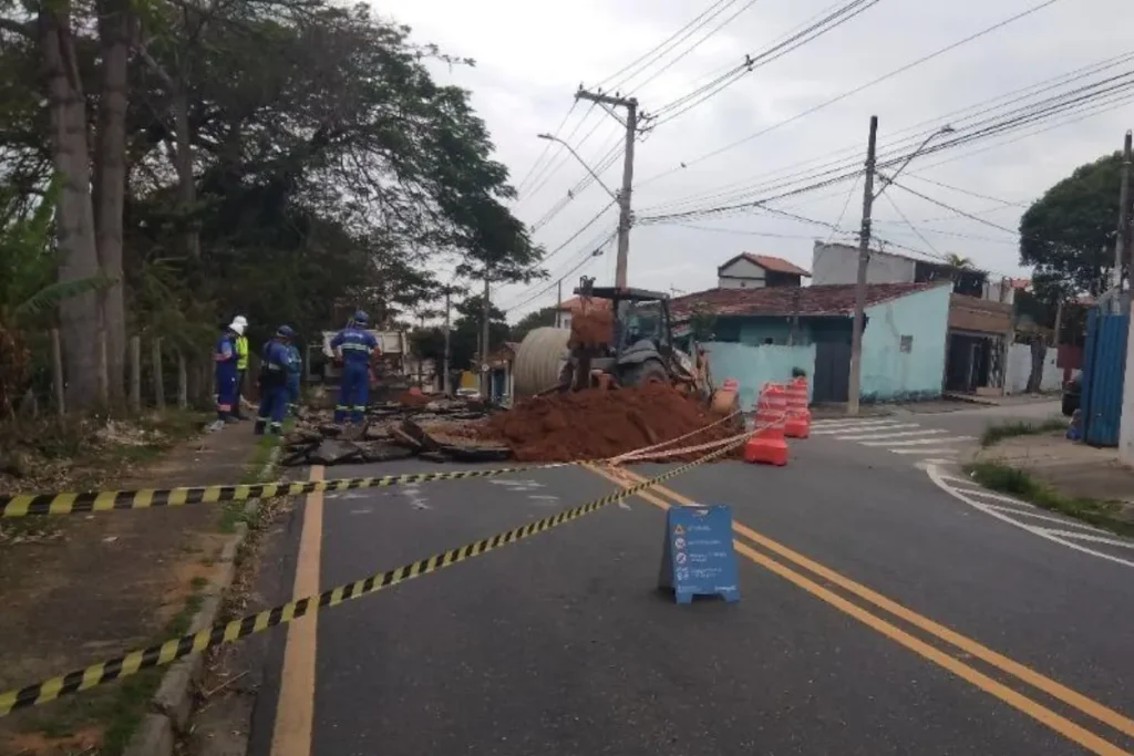 Avenida Dom Pedro I em Taubaté tem trecho bloqueado para obras essenciais de esgoto